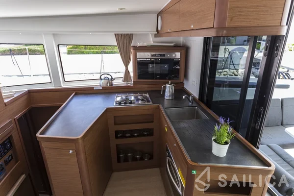 Lagoon 42 - Yacht Charter Sailica