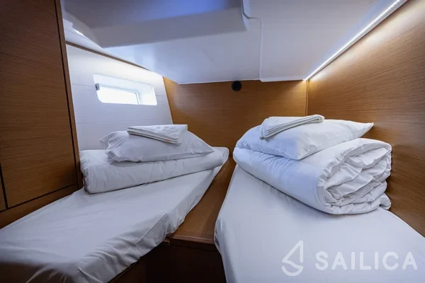 Jeanneau 54 - Yacht Charter Sailica