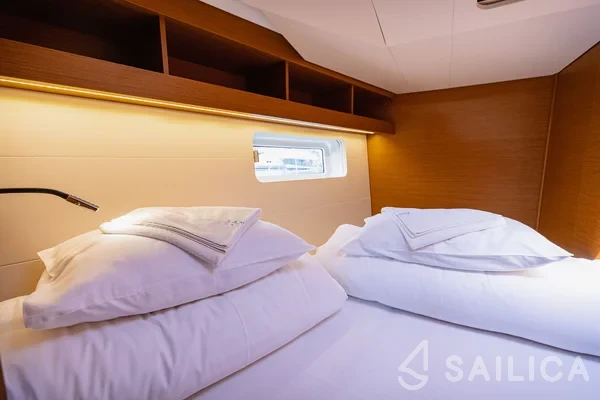 Jeanneau 54 - Yacht Charter Sailica