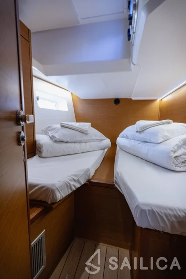 Jeanneau 54 - Yacht Charter Sailica