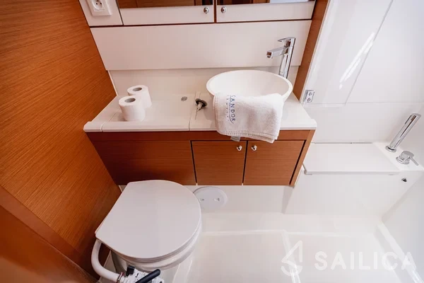 Jeanneau 54 - Yacht Charter Sailica