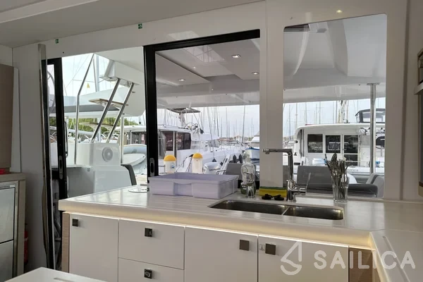 Astréa 42 - Yacht Charter Sailica