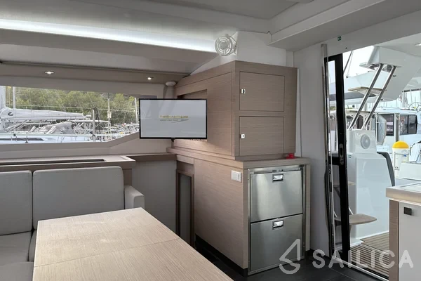 Astréa 42 - Yacht Charter Sailica