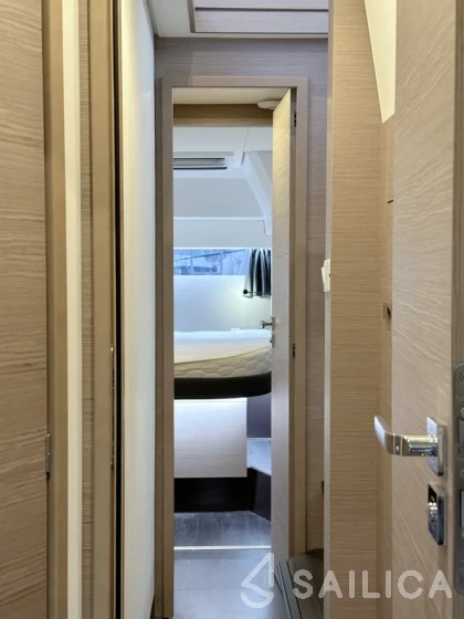 Astréa 42 - Yacht Charter Sailica