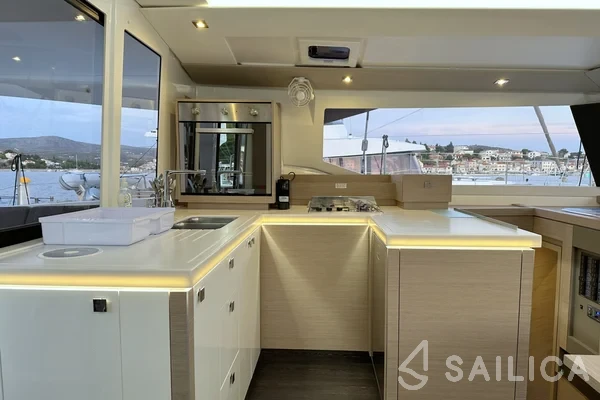 Astréa 42 - Yacht Charter Sailica