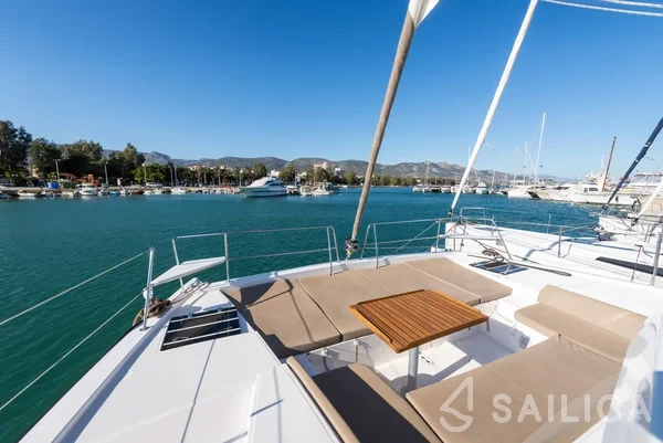 Bali 4.1 - Yacht Charter Sailica