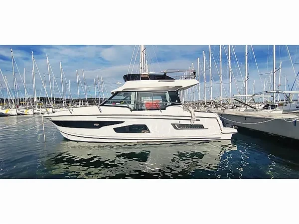 Merry Fisher 1095 FLY - Yacht Charter Sailica