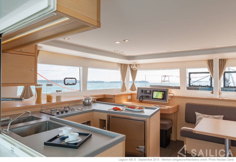 Lagoon 450 S - 4 + 2 cab. - Yacht Charter Sailica