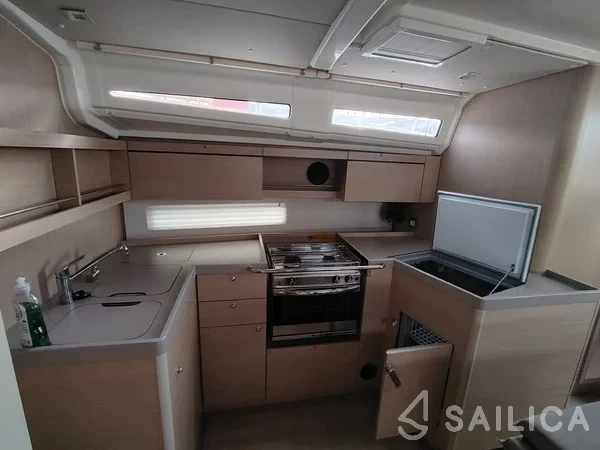Oceanis 40.1 - Yacht Charter Sailica