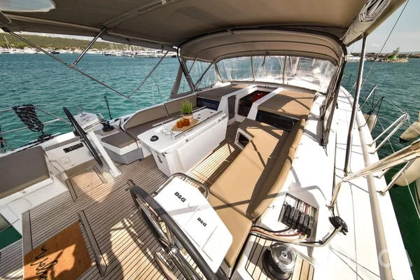 Oceanis 51.1 - Yacht Charter Sailica
