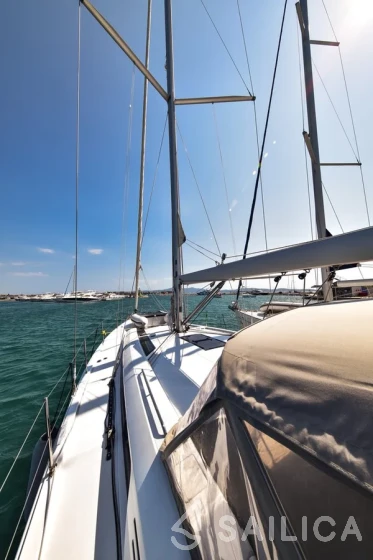 Oceanis 51.1 - Yacht Charter Sailica