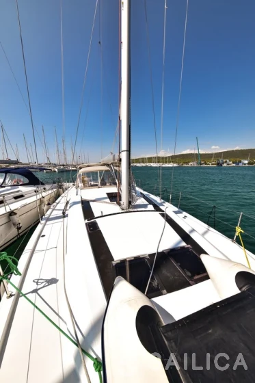 Oceanis 51.1 - Yacht Charter Sailica