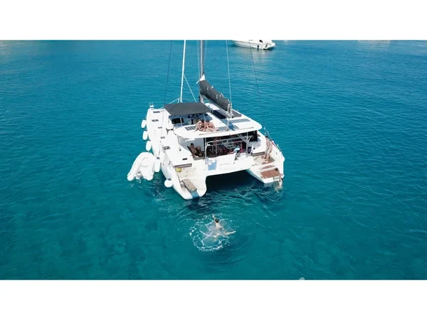 Lagoon 42 - Yacht Charter Sailica