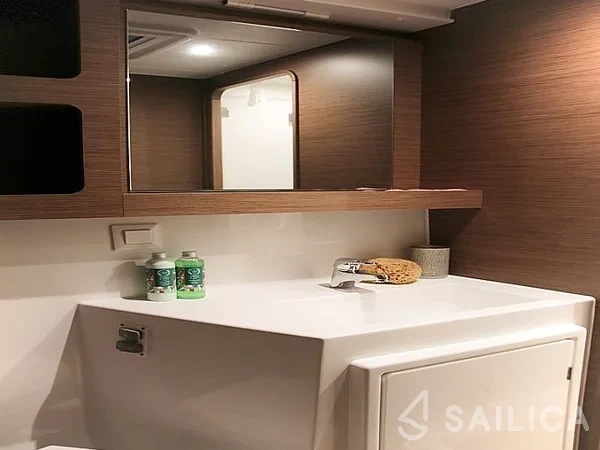 Lagoon 42 - Yacht Charter Sailica