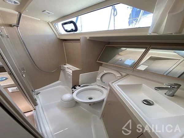 Oceanis 41.1 - Yacht Charter Sailica