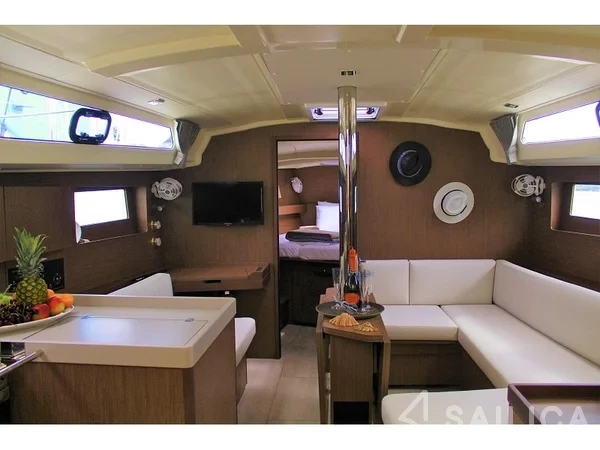 Oceanis 41.1 - Yacht Charter Sailica