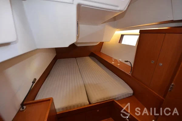 Oceanis 48 - Photo #22 Oceanis 48 - Yacht Charter Sailica