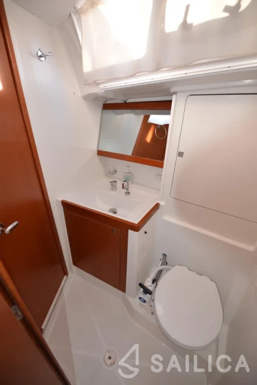 Oceanis 48 - Photo #25 Oceanis 48 - Yacht Charter Sailica