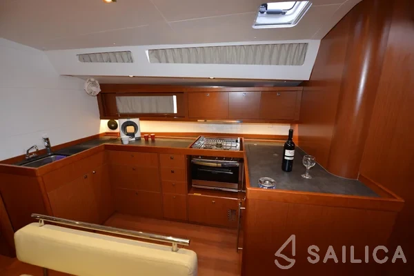 Oceanis 48 - Photo #20 Oceanis 48 - Yacht Charter Sailica
