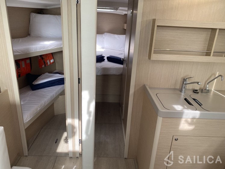 Oceanis 40.1 - Yacht Charter Sailica