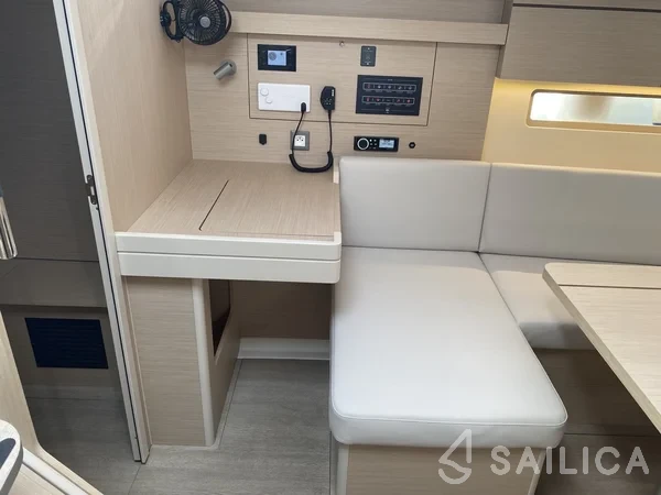 Oceanis 40.1 - Yacht Charter Sailica