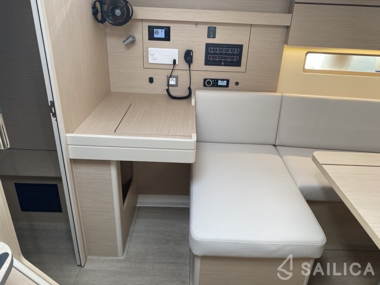 Oceanis 40.1 - Yacht Charter Sailica
