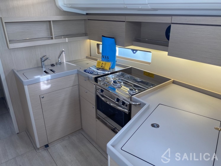 Oceanis 40.1 - Yacht Charter Sailica