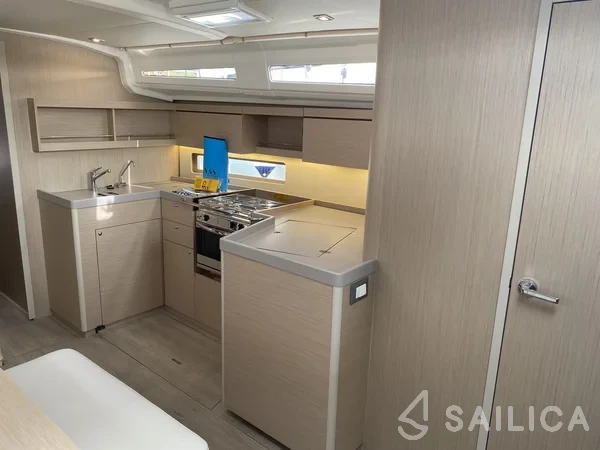 Oceanis 40.1 - Yacht Charter Sailica