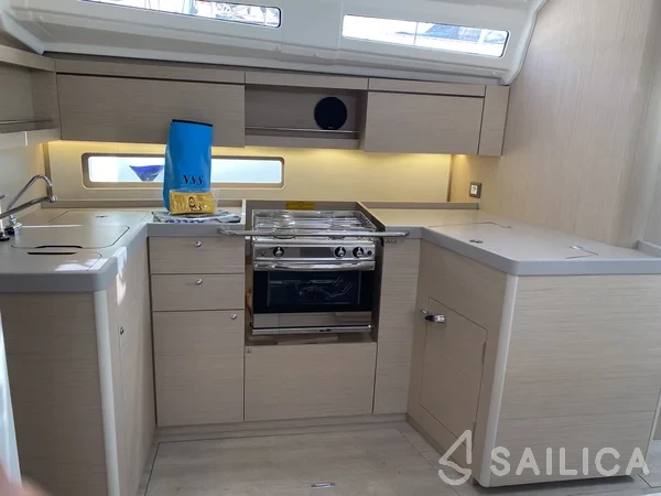 Oceanis 40.1 - Yacht Charter Sailica