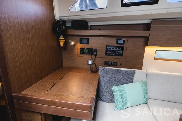 Oceanis 40.1 - Yacht Charter Sailica