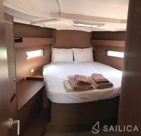 Oceanis 40.1 - Yacht Charter Sailica