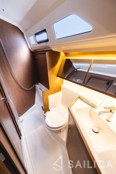 Oceanis 40.1 - Yacht Charter Sailica