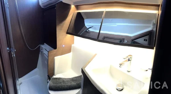 Oceanis 40.1 - Yacht Charter Sailica