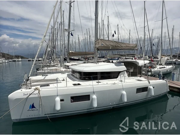 Lagoon 42 - Yacht Charter Sailica