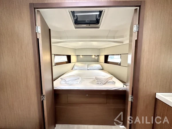 Oceanis 38.1 - Yacht Charter Sailica