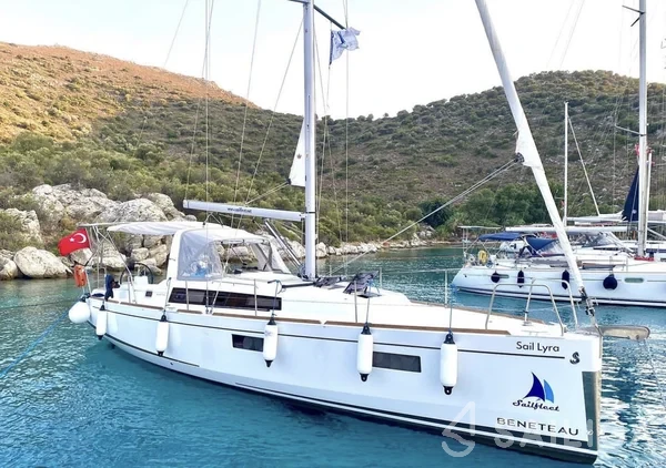 Oceanis 38.1 - Yacht Charter Sailica
