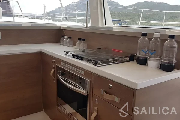 Bali 4.2 - Yacht Charter Sailica