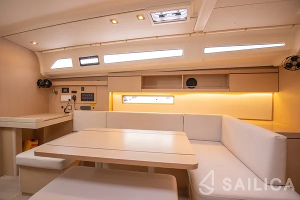 Oceanis 40.1 - Yacht Charter Sailica