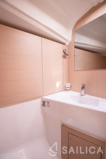 Oceanis 40.1 - Yacht Charter Sailica