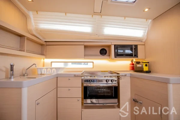 Oceanis 40.1 - Yacht Charter Sailica