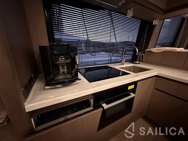 Galeon 680 Fly - Yacht Charter Sailica