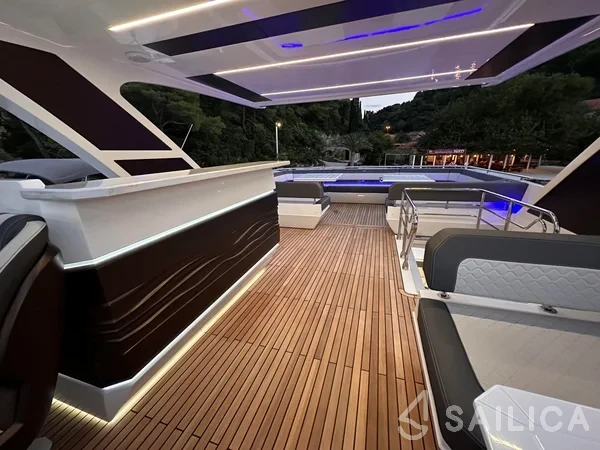 Galeon 680 Fly - Yacht Charter Sailica
