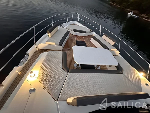 Galeon 680 Fly - Yacht Charter Sailica