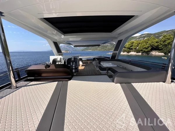 Galeon 680 Fly - Yacht Charter Sailica