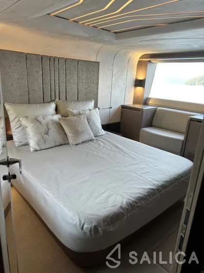 Galeon 680 Fly - Yacht Charter Sailica