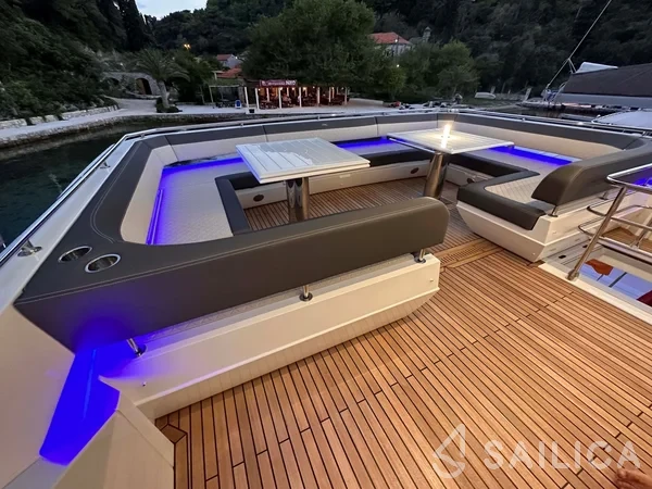 Galeon 680 Fly - Yacht Charter Sailica