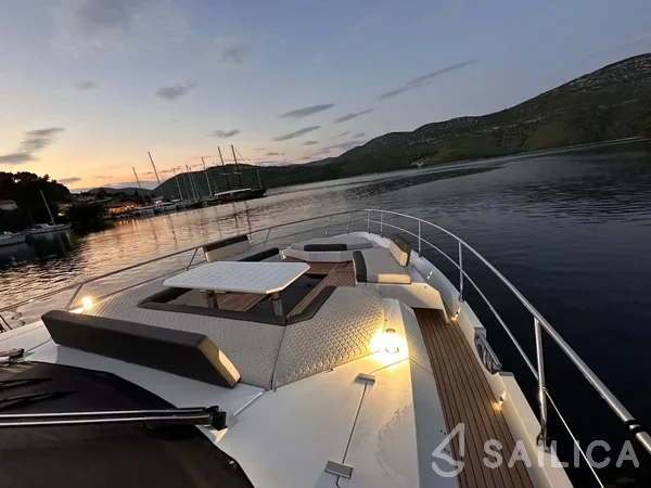Galeon 680 Fly - Yacht Charter Sailica