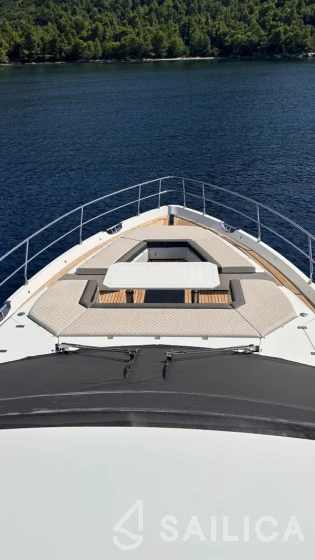 Galeon 680 Fly - Yacht Charter Sailica