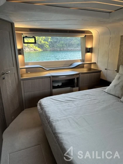Galeon 680 Fly - Yacht Charter Sailica