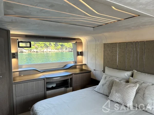Galeon 680 Fly - Yacht Charter Sailica